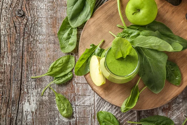 Bicchiere di frullato di spinaci su tavola di legno — Foto Stock