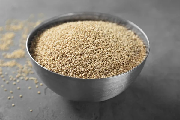 Quinoa crua em tigela de metal — Fotografia de Stock