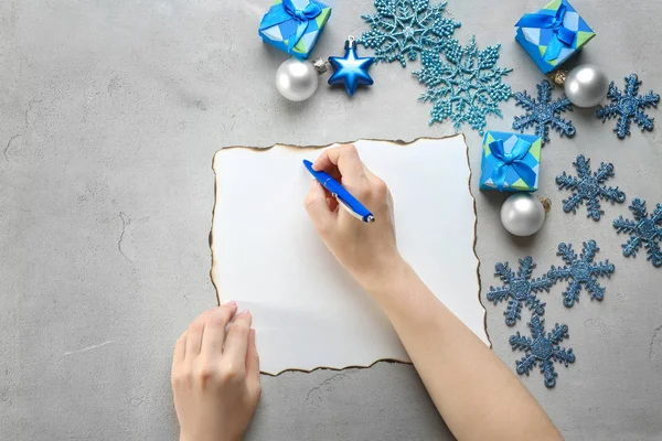 Kvinnan skriver brev till jultomten vid bord — Stockfoto