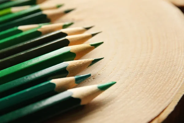 Πράσινο μολύβια σε ξύλινη κούτσουρο — Φωτογραφία Αρχείου