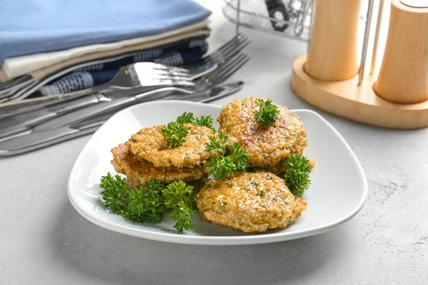 Deliciosos panqueques de brócoli con perejil fresco en la mesa de la cocina —  Fotos de Stock