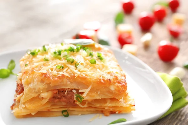 Assiette avec lasagnes savoureuses — Photo