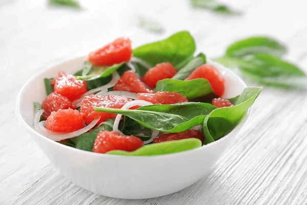 Plaat van salade met spinazie — Stockfoto