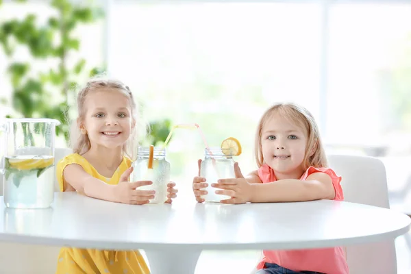 Roztomilé dívky pití čerstvé limonády v kavárně — Stock fotografie