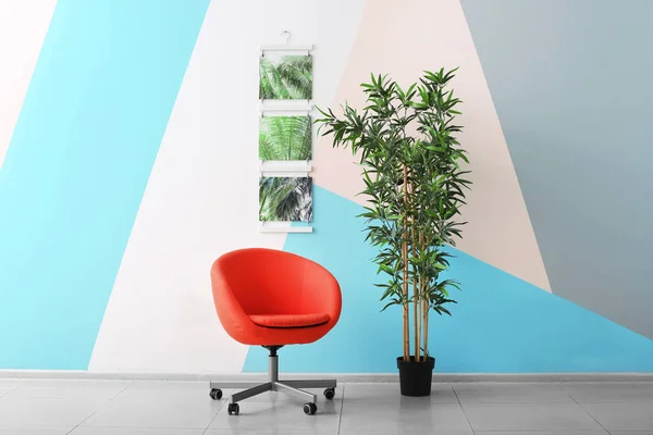 Moderní pokoj design s obrázky tropické listy a červené židle — Stock fotografie