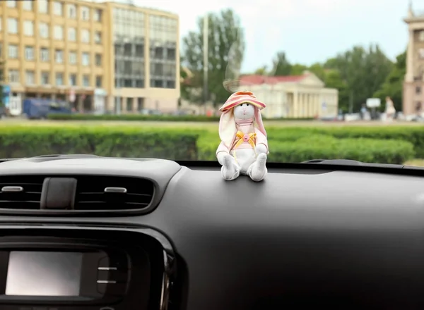 Liebenswertes Spielzeug auf dem Armaturenbrett des Autos. Reisen mit kleinem Kind — Stockfoto