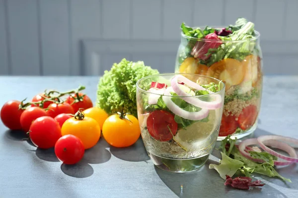 Salada de legumes com quinoa — Fotografia de Stock