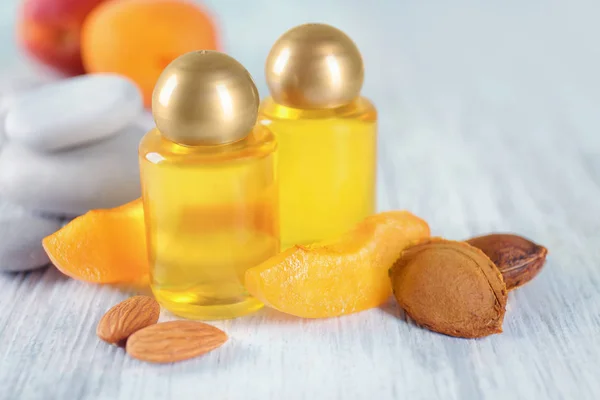 Flaskor av aprikoskärnolja — Stockfoto