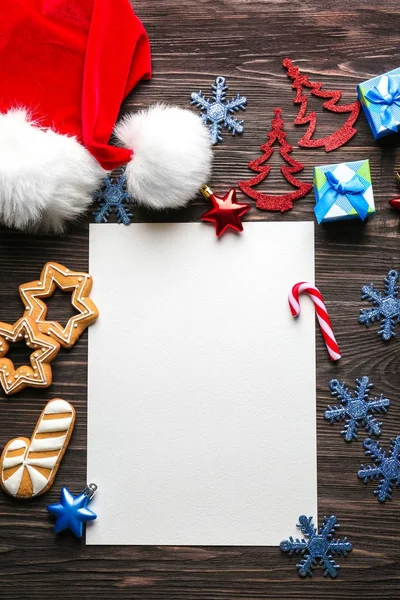 Ahşap masa üzerinde Noel Baba için mektup ile kompozisyon — Stok fotoğraf
