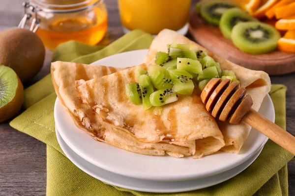 Delicious pancakes with kiwi — Stock Photo, Image