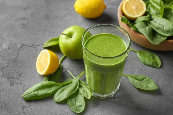 Vaso de batido de espinacas en la mesa — Foto de Stock