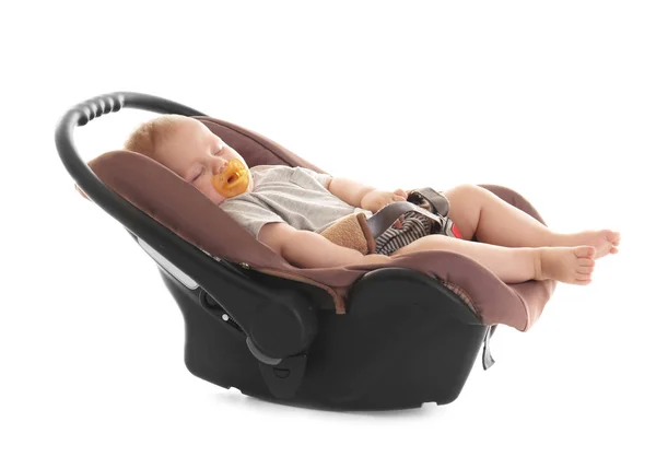 Adorable bebé con chupete durmiendo en asiento de seguridad para niños aislado en blanco — Foto de Stock