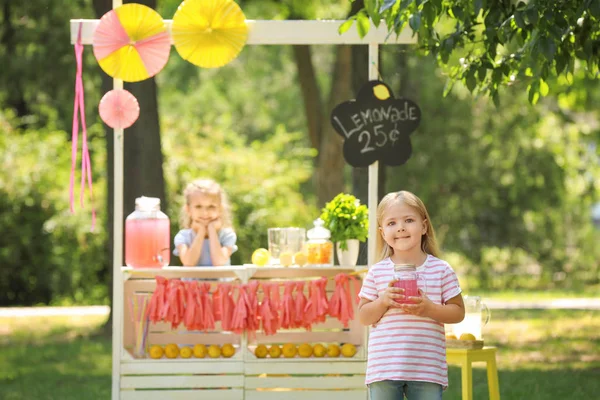 Urocza dziewczynka z jar w pobliżu lemoniady stand w parku — Zdjęcie stockowe