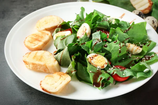 Assiette de salade avec oeufs de caille et épinards sur la table — Photo