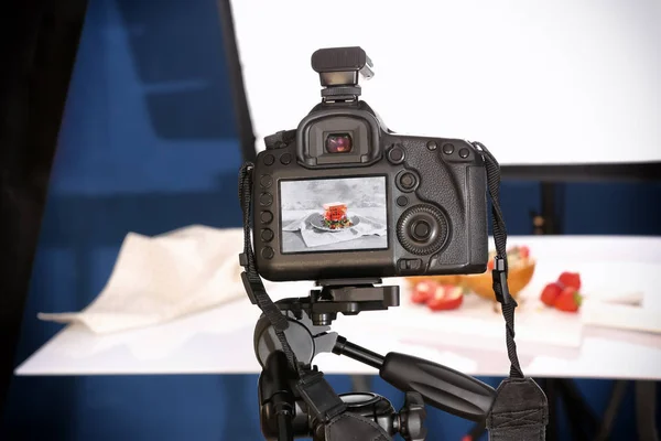 Kamera profesional pada tripod saat menembak makanan — Stok Foto