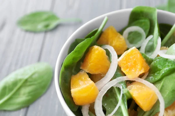 Салат со шпинатом и апельсином — стоковое фото