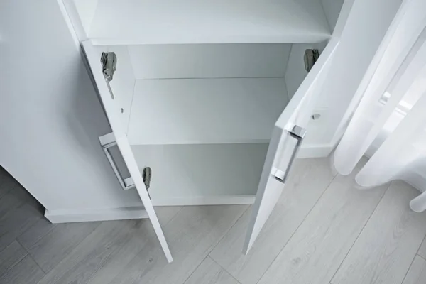 Красивый шкаф с открытыми дверями в комнате — стоковое фото
