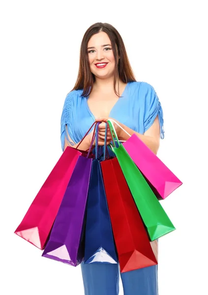 Mulher com sobrepeso elegante bonita com sacos de compras no fundo branco — Fotografia de Stock