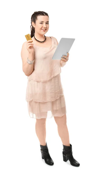 Mulher com sobrepeso elegante bonita com tablet e cartão de crédito no fundo branco — Fotografia de Stock