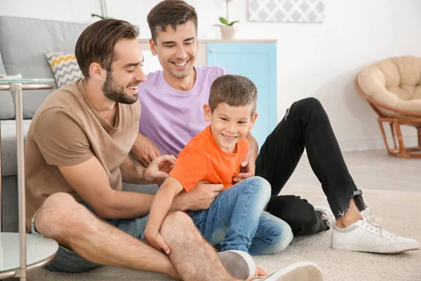 Casal masculino homossexual com filho adotivo em casa. Conceito de adoção — Fotografia de Stock