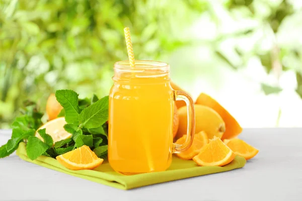 Vers geperst sinaasappelsap in pot op tafel — Stockfoto
