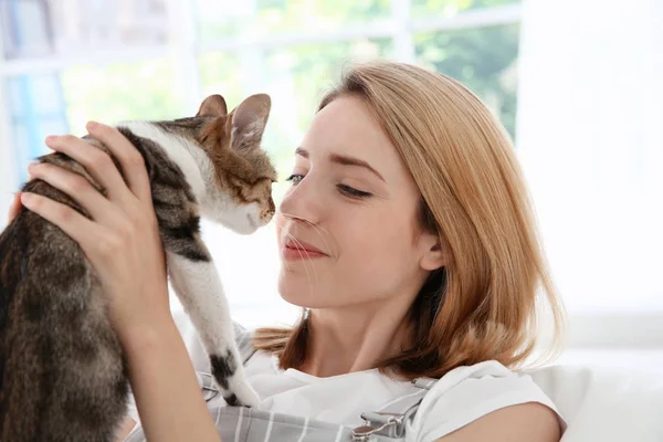 Jeune belle femme avec chat à la maison — Photo