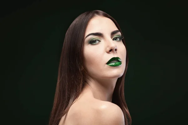 Ung vacker kvinna med fancy makeup — Stockfoto