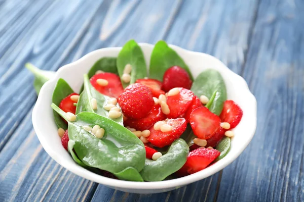 Teller Salat mit Spinat — Stockfoto