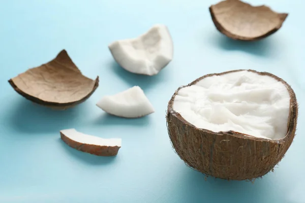 Samenstelling met verse kokosnoot olie op kleur achtergrond — Stockfoto
