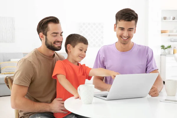 Heureux couple gay masculin avec un fils adoptif à la maison. Concept d'adoption — Photo