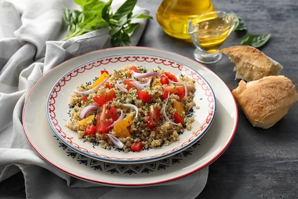 Ensalada con quinua y tomates — Foto de Stock