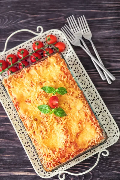 Lasaña de carne tradicional en bandeja para hornear —  Fotos de Stock