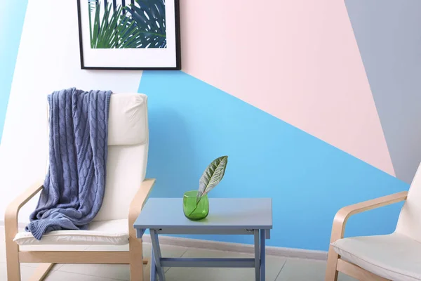 Moderní pokoj design s židle a tropické listy v váza — Stock fotografie
