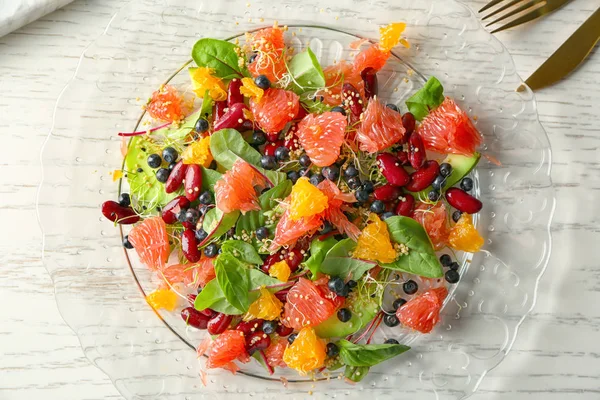 Salada de superalimentos com toranja, feijão e mirtilos em fundo de madeira branca — Fotografia de Stock