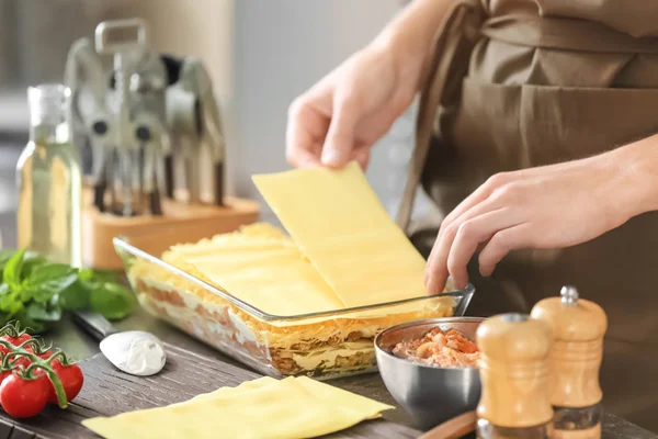 Woman preparing lasagna — Stock Photo, Image