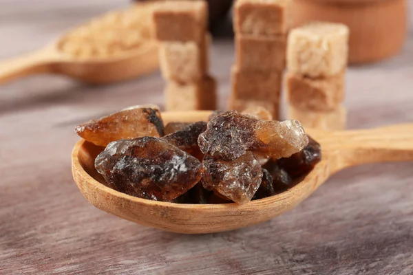 Ahşap masa kaşık kahverengi şeker şeker