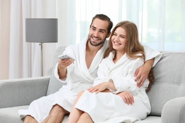 年轻爱夫妇穿着浴衣 — 图库照片