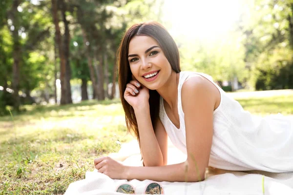 Mujer tomando el sol en el parque — Foto de Stock