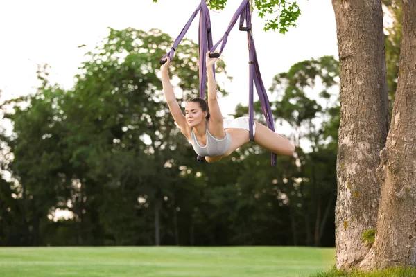 Donna che pratica yoga aereo — Foto Stock