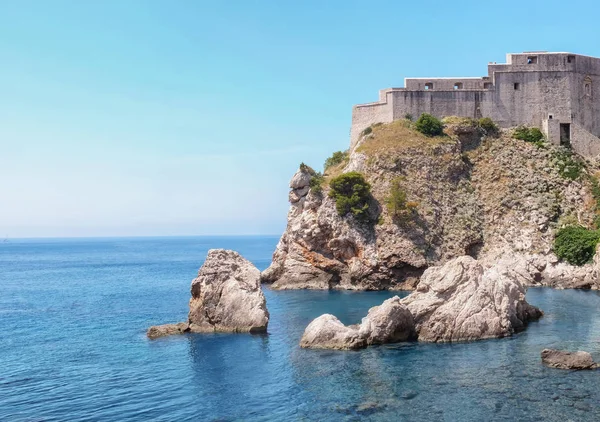 Güzel bir sahil adlı antik kale manzarası — Stok fotoğraf