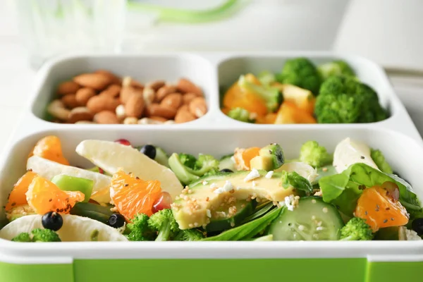 Salada de supercomida em lancheira, close-up — Fotografia de Stock