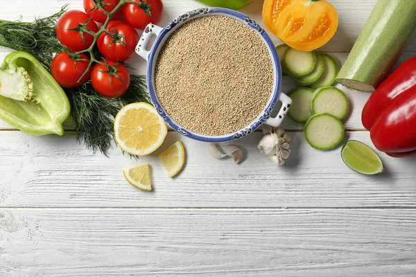 Összetétele friss zöldséget és nyers quinoa — Stock Fotó
