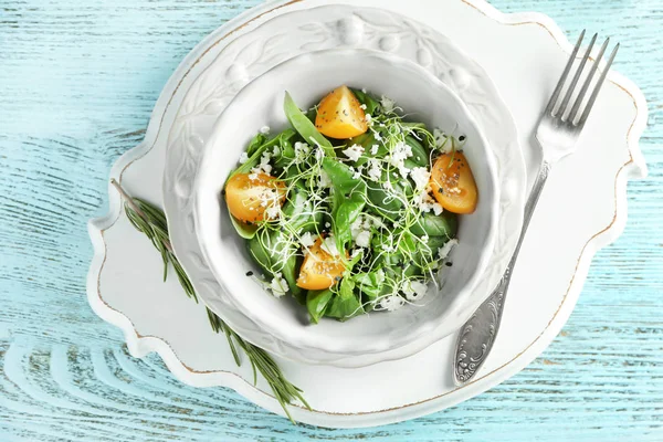 Assiette avec salade superfood sur la table — Photo