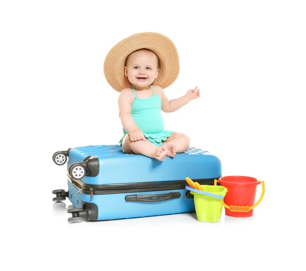 Baby mit Hut sitzt auf Koffer, isoliert auf weißem Hintergrund — Stockfoto