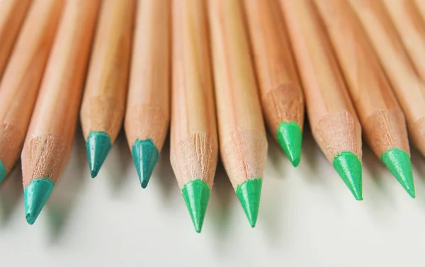 Ceruza fehér alapon zöld árnyalatok — Stock Fotó