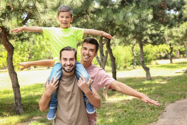 Erkek gay çift üvey oğluyla parkta eğleniyor. Evlat edinme kavramı — Stok fotoğraf