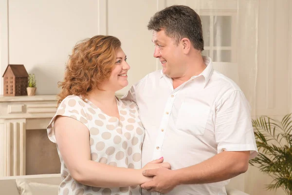 Casal com excesso de peso em casa — Fotografia de Stock