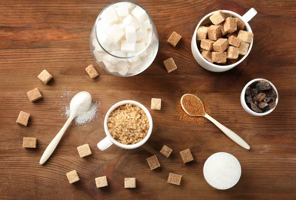 Verschillende soorten suiker op houten tafel — Stockfoto