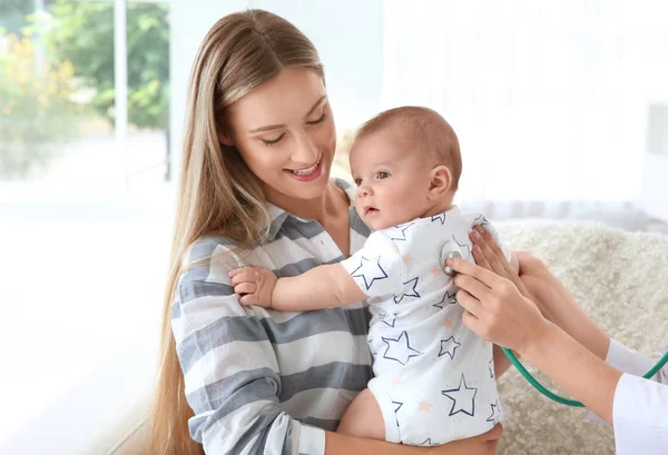 Arzt untersucht Baby zu Hause mit Stethoskop — Stockfoto