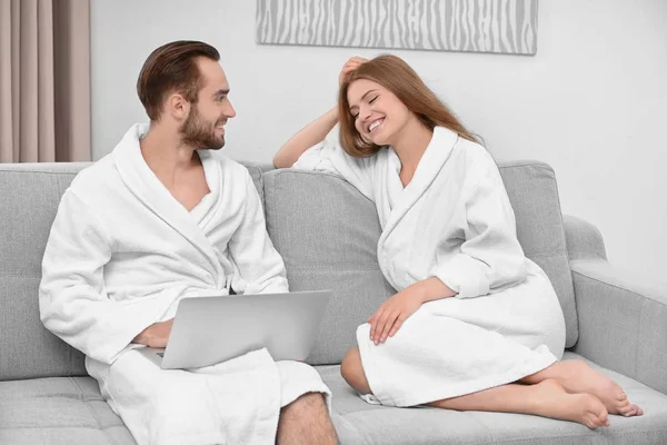 Young liefdevolle paar in badjassen — Stockfoto
